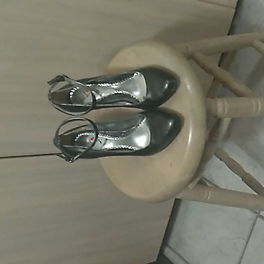 Lui Chinny women shoes size 71/2